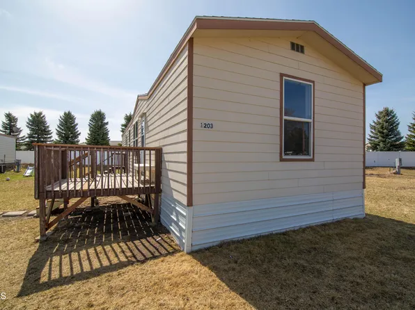 1203 S Frontier Trl, Mandan, ND 58554