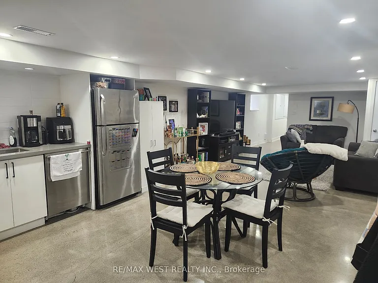 967 Dovercourt Rd #BASEMENT — Photo 11
