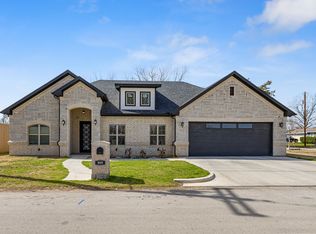 909 1st St, Bridgeport, TX 76426