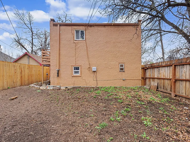 610 E Monument St — Photo 25
