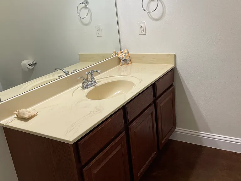 660 Spencer Ln — Photo 10