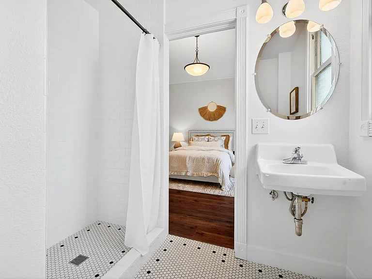 531 E Washington St — Photo 10