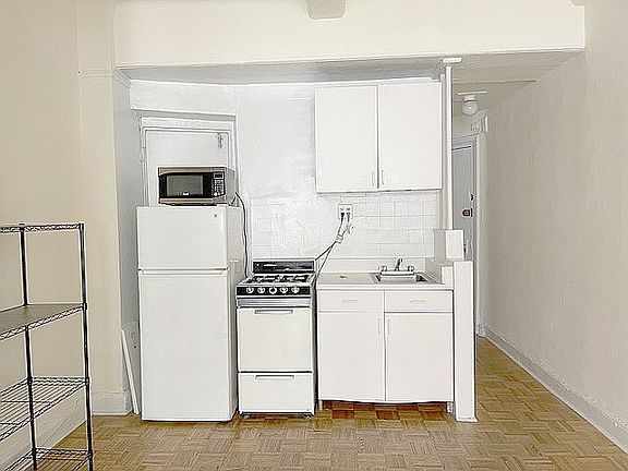 4th image of 42 W 72nd St APT 4A