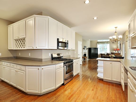5th image of 2665 Deer St