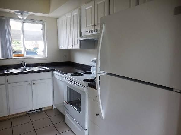 1st image of 3220 Holiday Dr