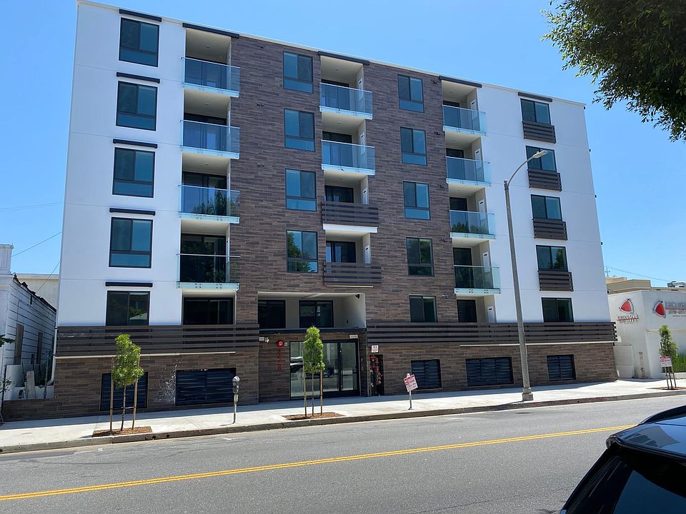 1st image of 428 S Robertson Blvd #307