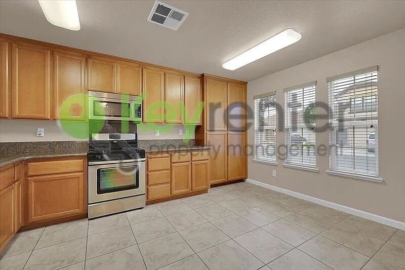 3 bed, 2.0 bath, 1053 sqft — Photo 2