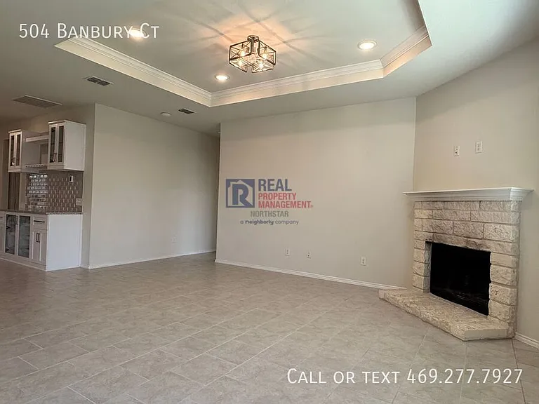 504 Banbury Ct — Photo 6