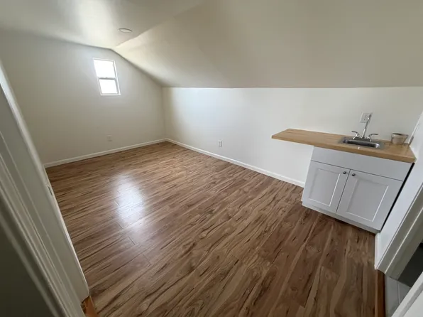 560 4th Ave #A, San Bruno, CA 94066