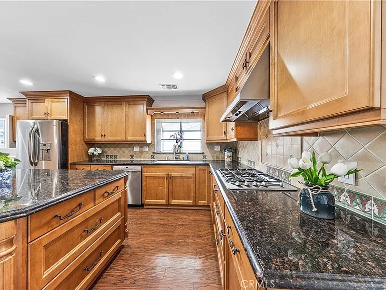 927 Montecito Dr — Photo 17