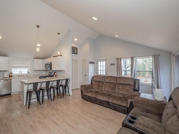 3rd image of 215 Bridge Rd