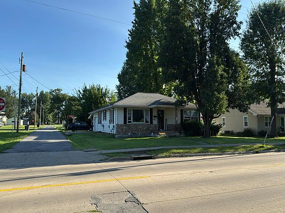3rd image of 1002 W Boulevard St