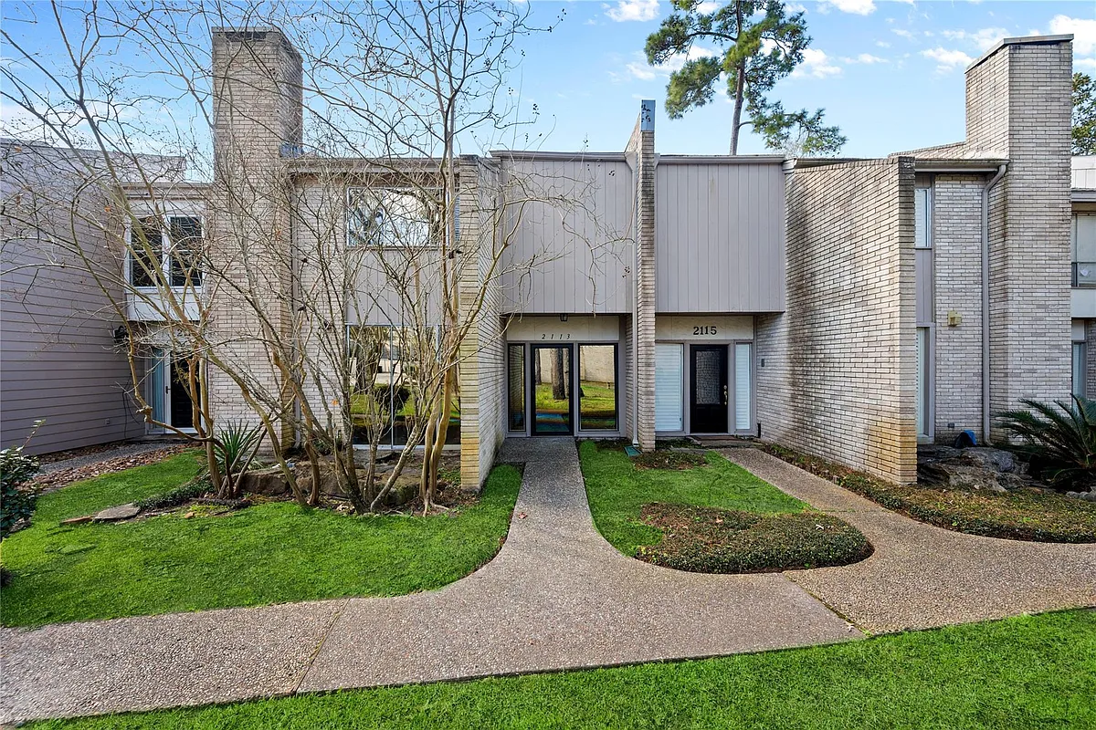 Building Photo - 2113 Lake Village Dr