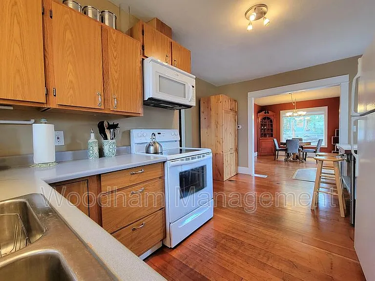 407 N Broadway Ave — Photo 3