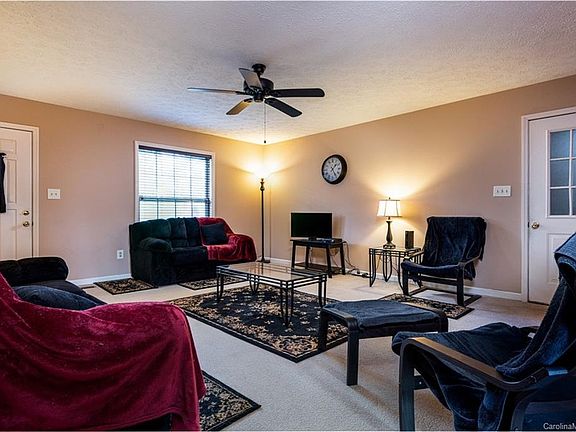 4th image of 4290 Spruce Dr