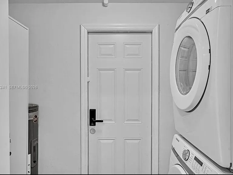 860 NW 17th Ct — Photo 9