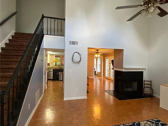 4th image of 3195 Summer View Dr