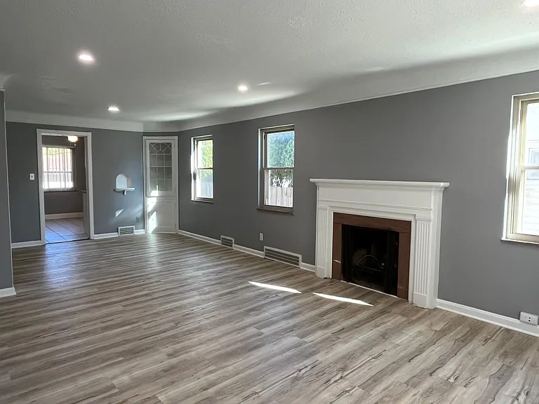 15002 Fernway Ave — Photo 2