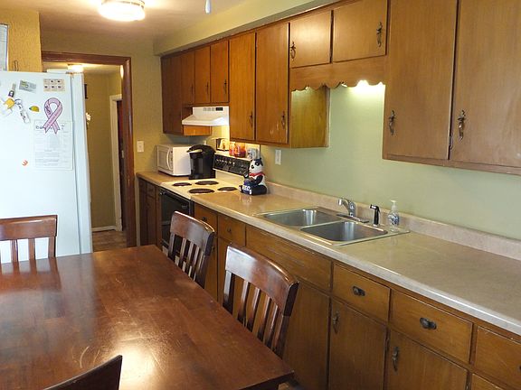 3rd image of 812 Emerald Ln