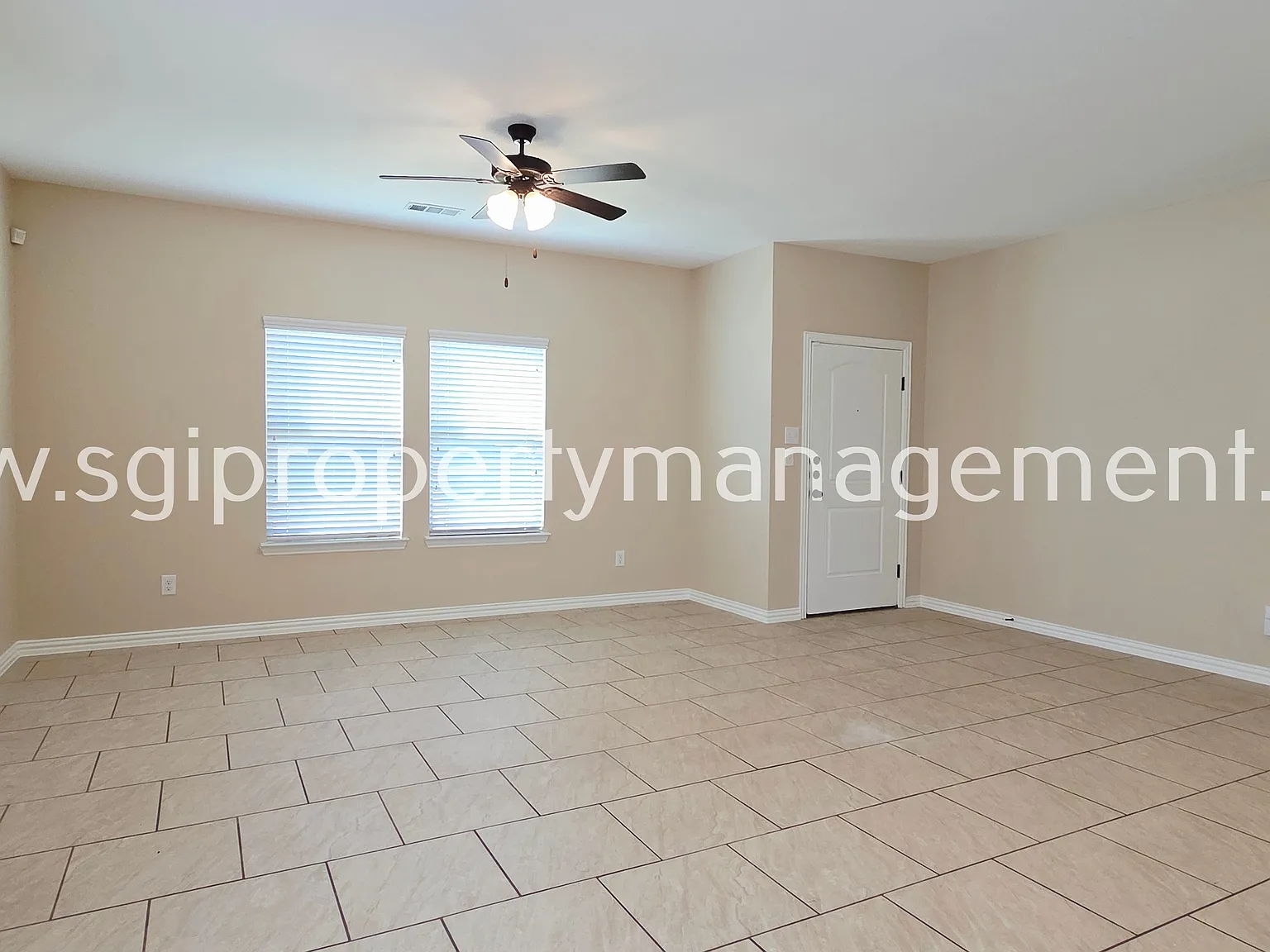 Beautiful 3 bedroom single level in Greenville — Photo 2