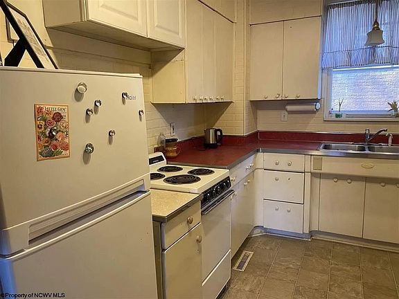 5th image of 100 Holland Ave #1
