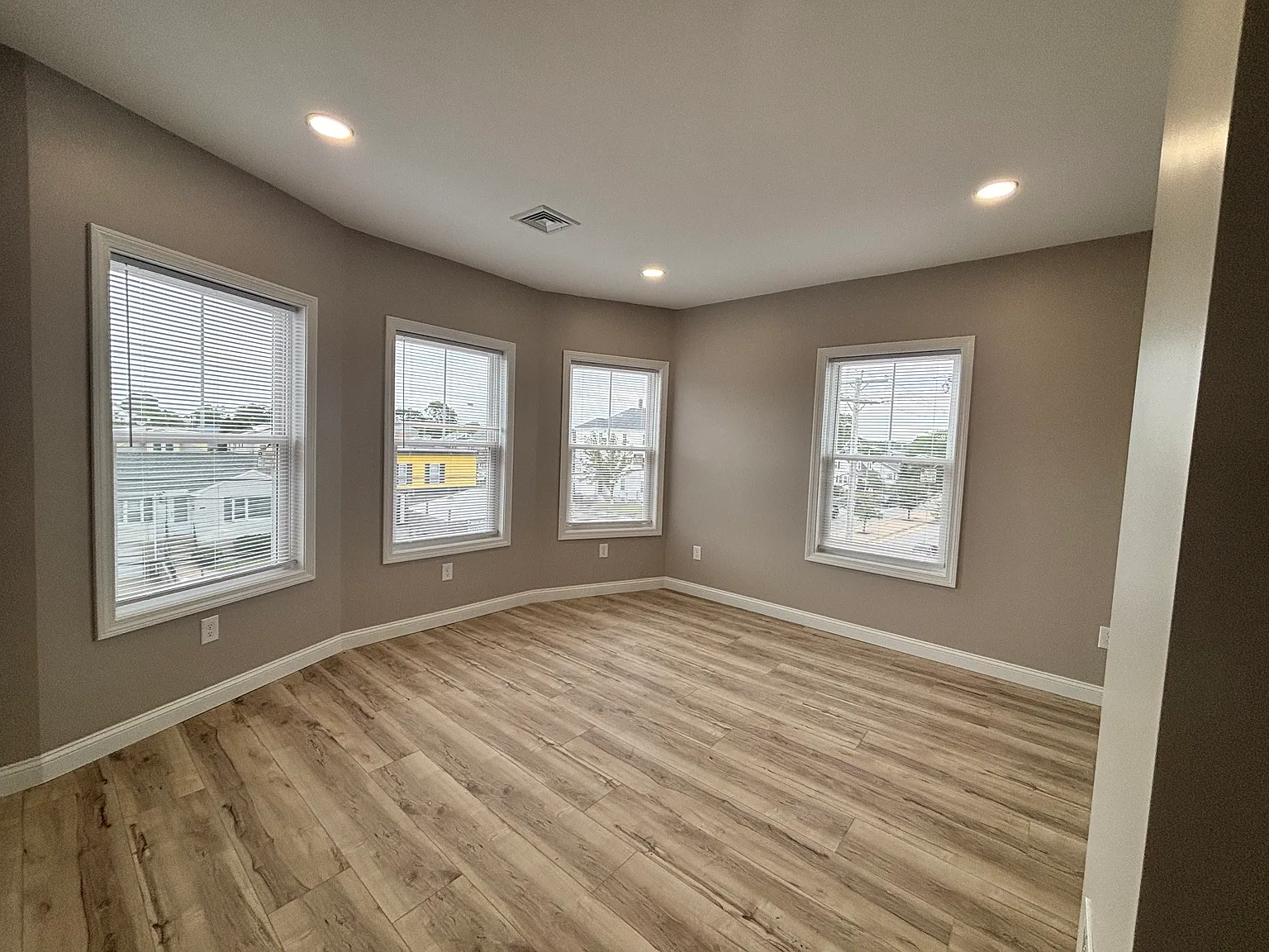 3 bed, 950 sqft, $2,300 — Photo 3