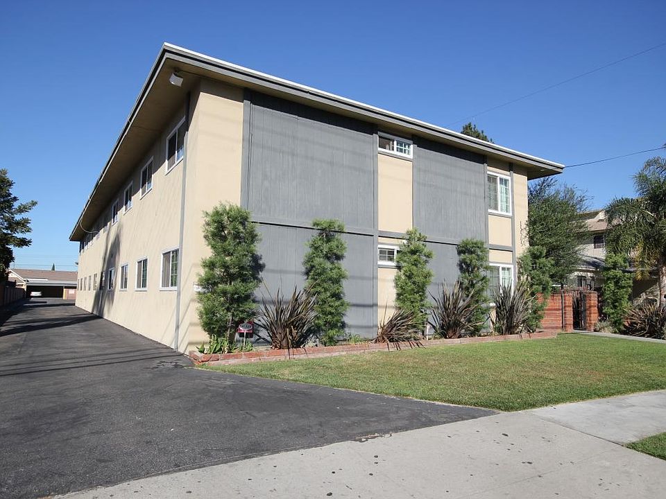 Sharp clean building in good neighborhood!