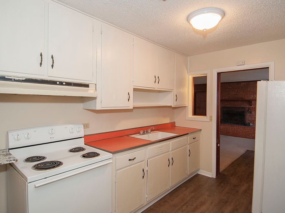 1st image of 2706 Curtis Dr