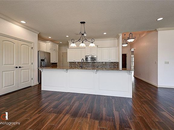 5th image of 800 Sedgwick Dr