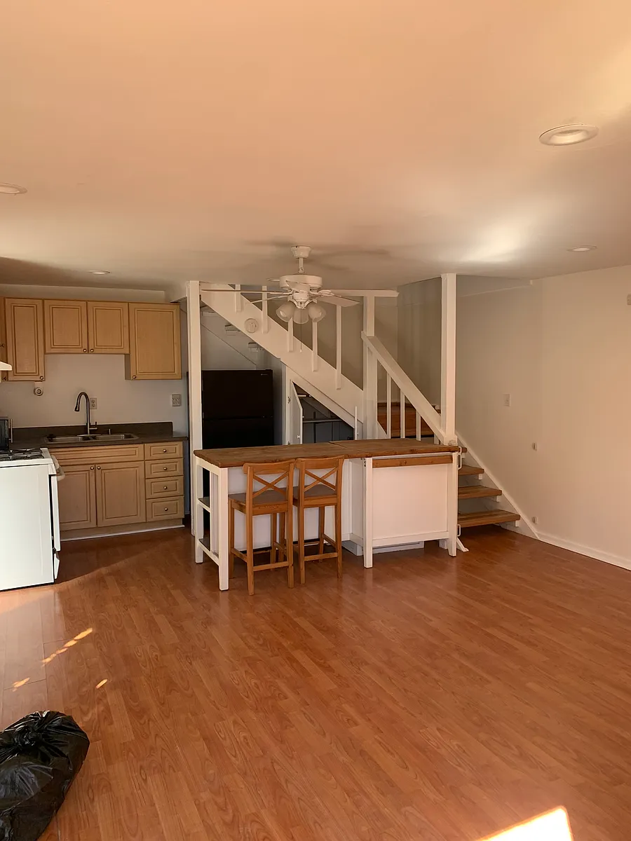 Building Photo - 132 E 21st St #C