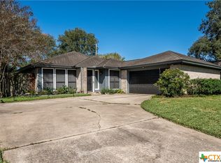 310 Laguna Dr, Victoria, TX 77904