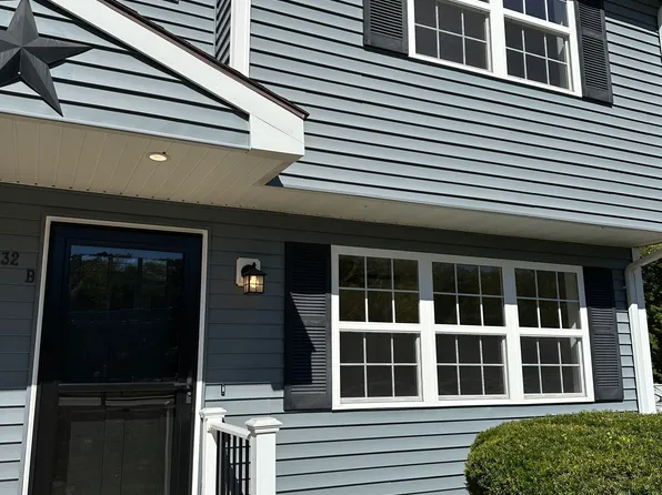 32 Barretts Hill Rd #B, Hudson, NH 03051