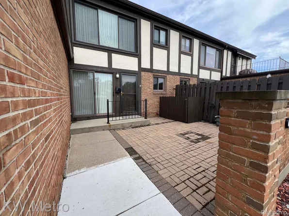 505 Country Club Dr, Saint Clair Shores, MI 48082