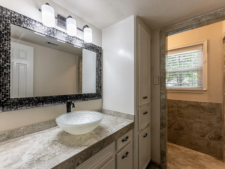 1006 Amesbury Ct — Photo 11