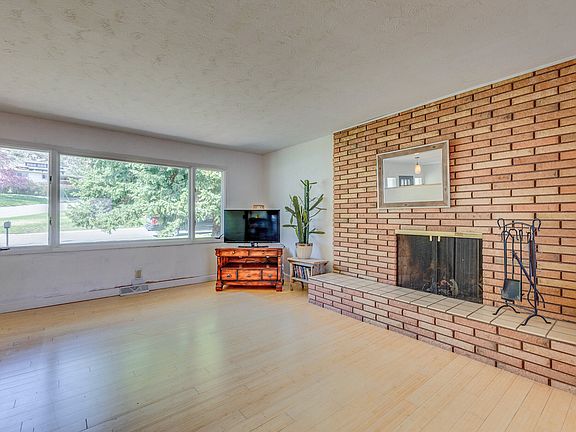 2nd image of 2046 Fairway Dr