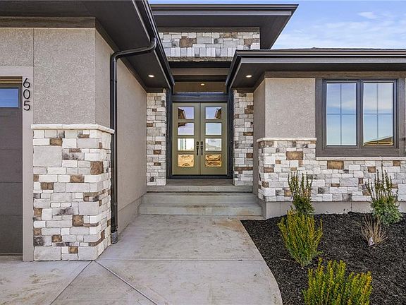 3rd image of 605 Hampstead Dr