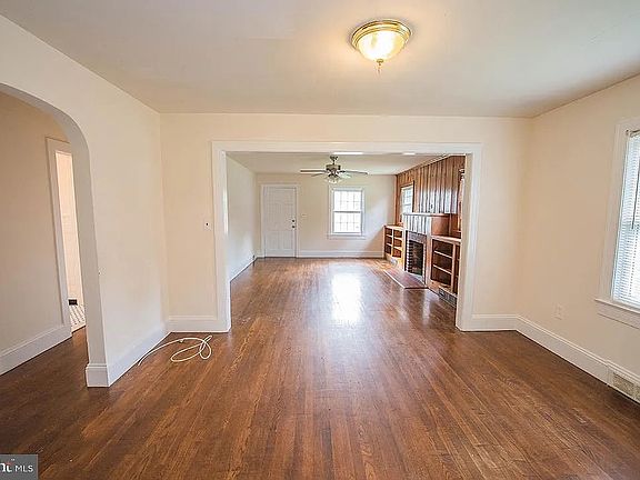 2nd image of 206 S Saratoga St