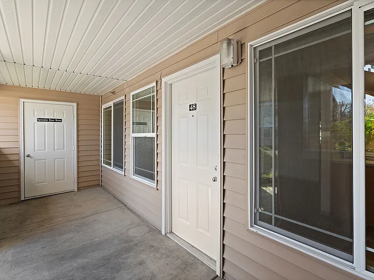 Welcome to your new home! A charming entrance awaits you. Welcome to your new home! A charming entrance awaits you.