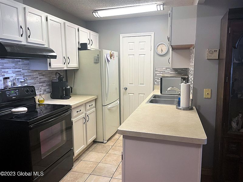 3rd image of 2 Brookview Lane