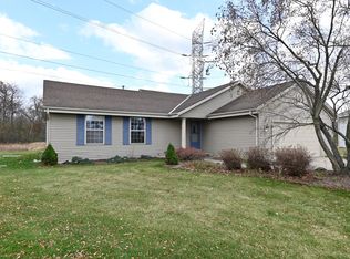 1936 Wexford Ln, Waukesha, WI 53186