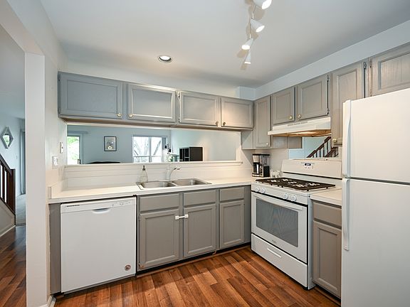 5th image of 128 Kennebunk Ct