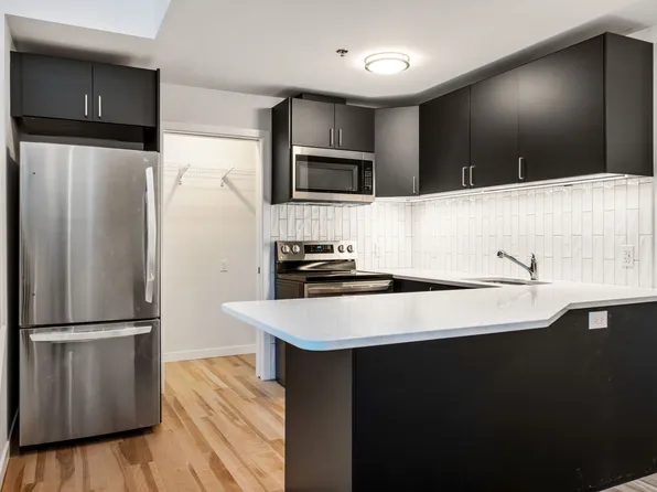 260 Wellington Crescent