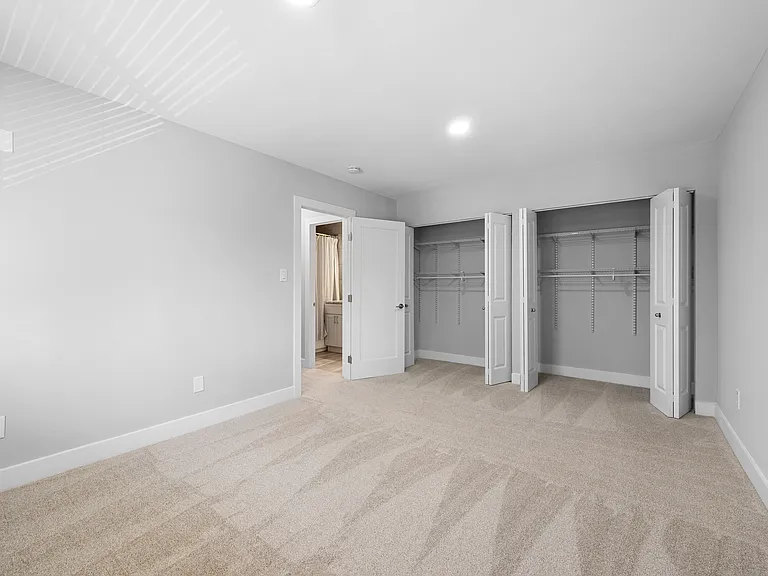 Gainsborough Court Apartments — Photo 12