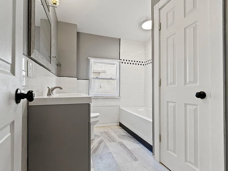 804 W 42nd St — Photo 28