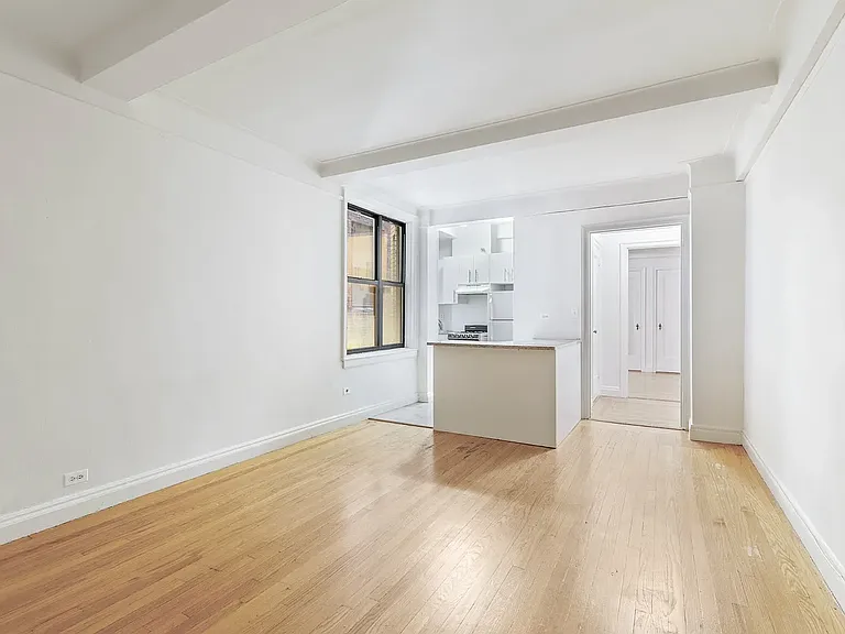 301 E 21st St #4K — Photo 1