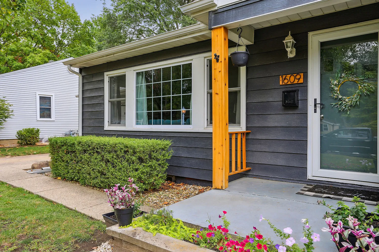 1609 W Green St photo 1