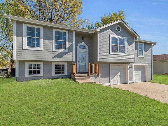 3rd image of 806 SE 16th Ter