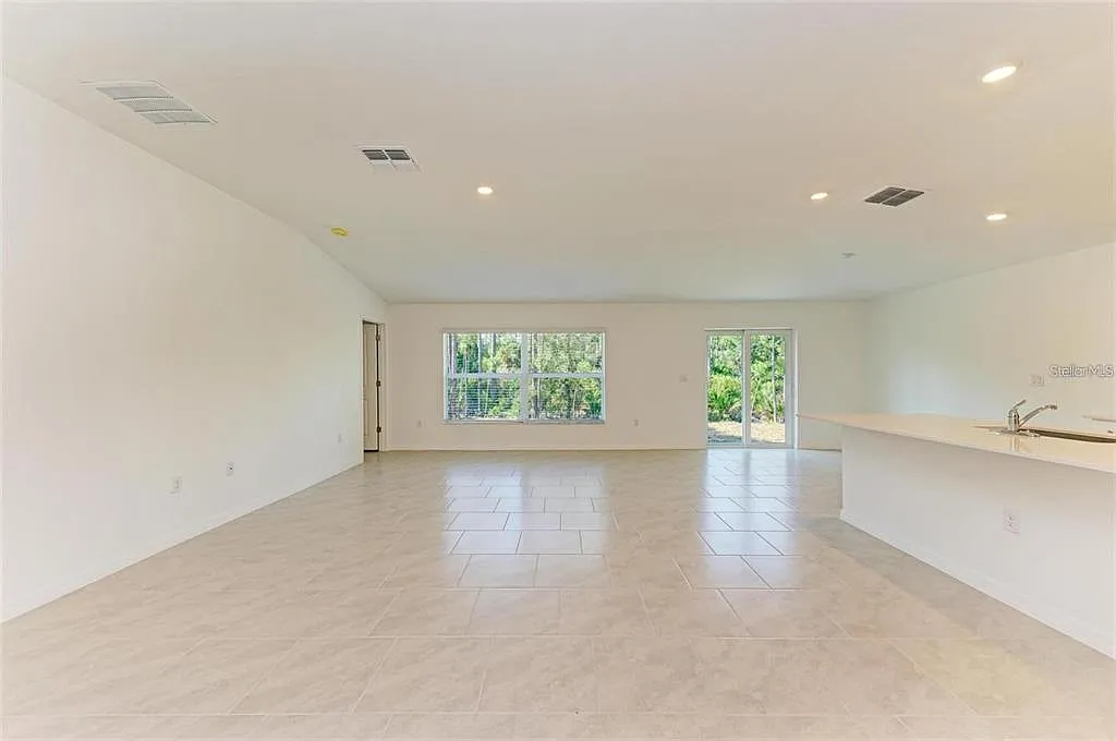 4 bed, 2.0 bath, 1941 sqft, $2,250 — Photo 3