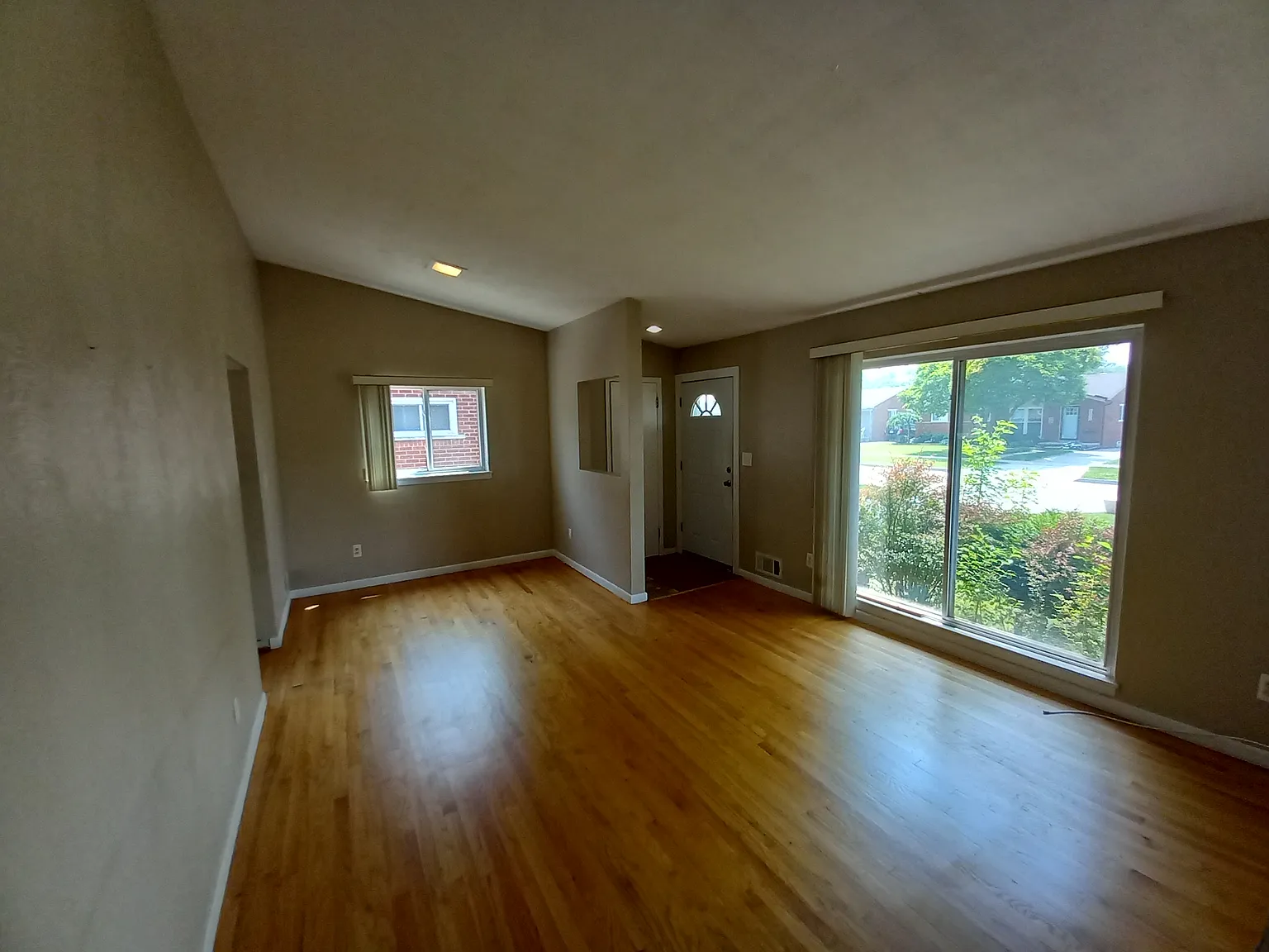 3 bed, 2039 sqft, $2,000 — Photo 3