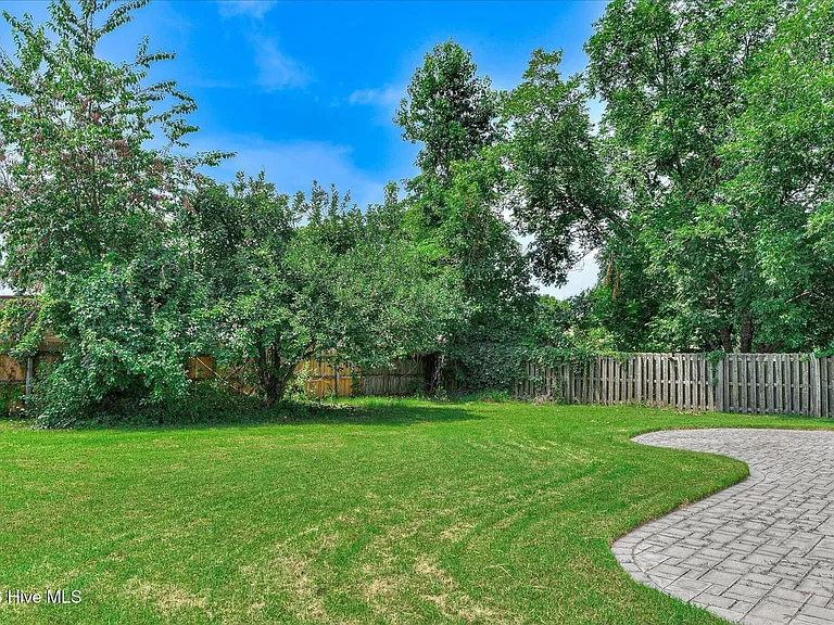 135 Summerfield Cir — Photo 22